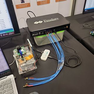 Messaufbau mit Logic Analyzer und Leiterplatte