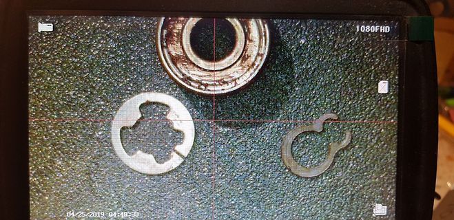 Abfotografierter Bildschirm mit Metallringen
