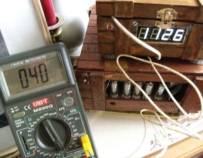 Multimeter und digitales Messgerät auf Holzgehäuse