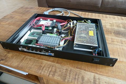 Offener Elektronik-Rack mit Komponenten und Netzteil