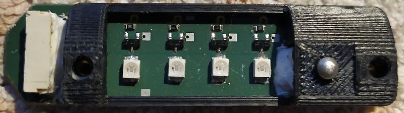 Geöffnete Elektronikbox mit Leiterplatte und Bauteilen