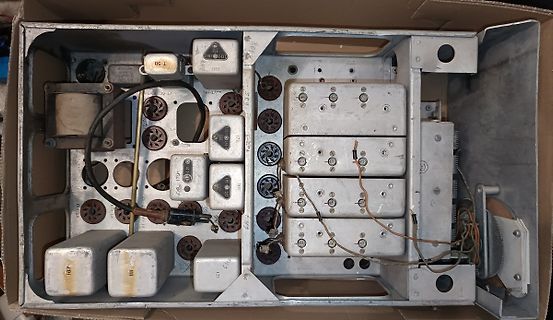 Innenansicht eines elektronischen Geräts in einem Gehäuse