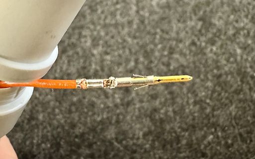 Beschädigtes Kabel mit freiliegenden Adern