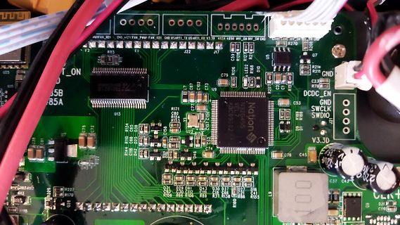 Nahaufnahme einer bestückten Leiterplatte mit Mikrocontroller