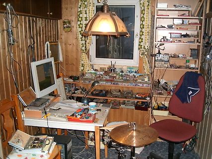 Werkstatt mit Schreibtisch, Monitor und Regalen