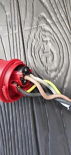 Offener roter Stecker mit angeschlossenen Kabeln