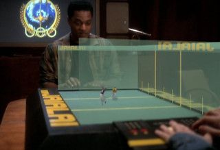 Person spielt Jai Alai Videospiel auf Hologramm-Display