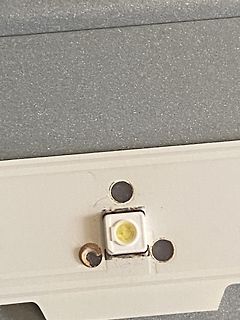 LED auf Leiterplatte mit beschädigten Lötstellen