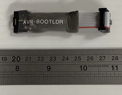 Flachbandkabel mit Aufschrift AVR-BOOTLDR und Lineal