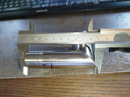 Messung eines Metallzylinders mit Messschieber