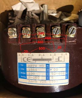 Typenschild eines elektrischen Bauteils mit Schraubklemmen