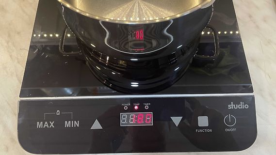 Induktionskochfeld mit Topf