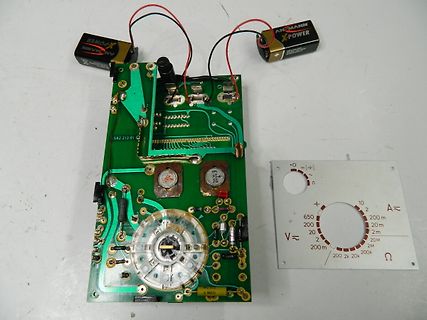 Leiterplatte mit Batterien und Skala