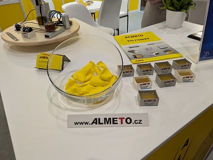 Ausstellungsstand mit RFI-Filtern von Almeto