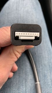Stecker eines Kabels in einer Hand