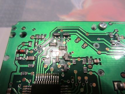 Nahaufnahme einer grünen Leiterplatte mit SMD-Bauteilen