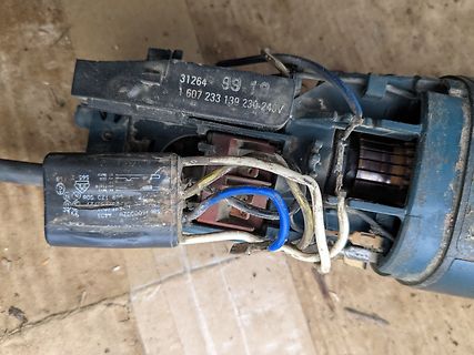 Elektromotor mit Typenschild und Verkabelung