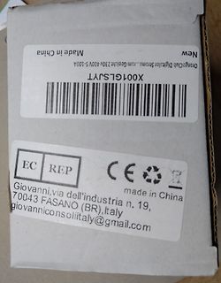 Aufkleber auf einem Karton mit Produktinformationen