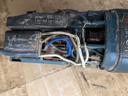 Elektromotor mit sichtbarer Verkabelung und Typenschild