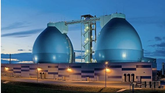 Zwei große kugelförmige Tanks einer Industrieanlage