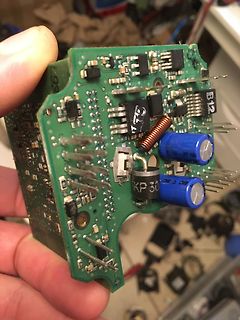 Foto einer Leiterplatte mit Elektrolytkondensatoren und Spule