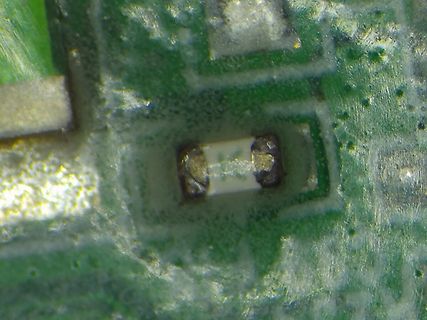 Makroaufnahme eines SMD-Bauteils auf Leiterplatte