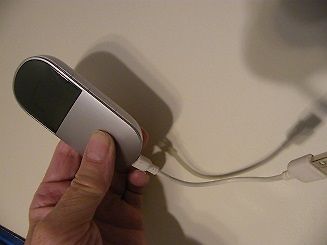 Hand hält USB-Gerät mit Kabel