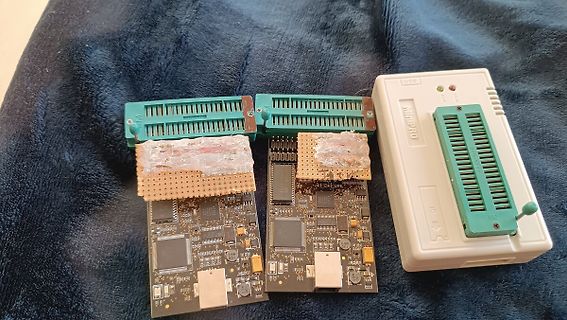 Zwei Leiterplatten mit Cartridge-Slots und ein Gehäuse