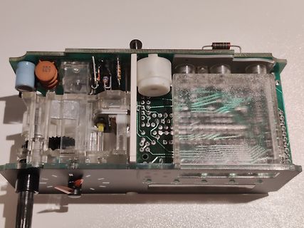 Geöffnetes elektronisches Gerät mit Leiterplatte und Bauteilen