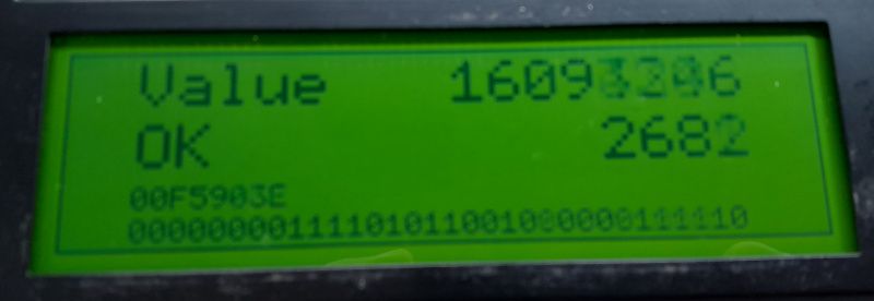 Abfotografiertes LCD-Display mit Werten und Binärfolge