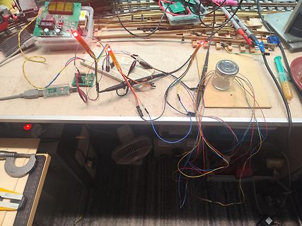 Elektronik-Versuchsaufbau mit LEDs und Breadboard