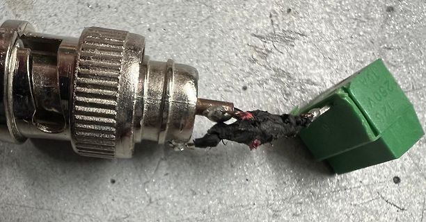 Defektes Kabel an einem Stecker