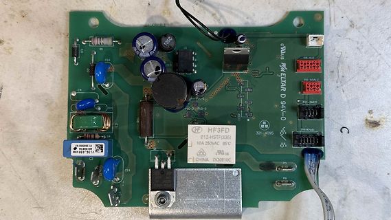 Foto einer Leiterplatte mit elektronischen Bauteilen