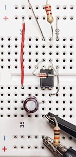 Aufbau auf einem Breadboard mit elektronischen Bauteilen