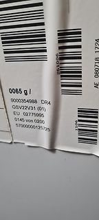 Ausschnitt eines Etiketts mit Barcodes und Zahlen