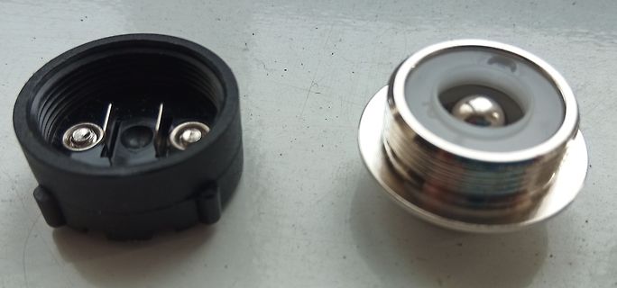 Zwei Teile eines Druckknopfschalters