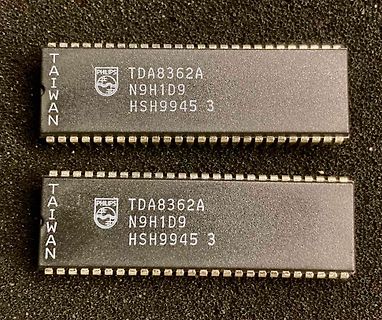 Zwei Philips TDA8362A integrierte Schaltkreise