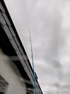 Draht oder Kabel vor bewölktem Himmel