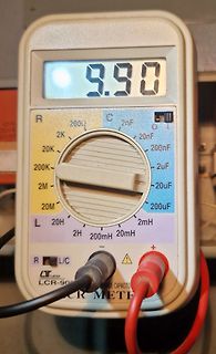 LCR-Meter mit Messwert 9.90