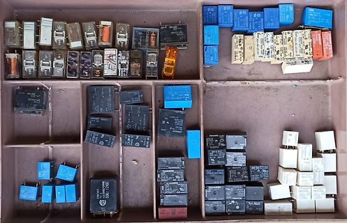 Sortiment verschiedener Relais in einer Kunststoffbox