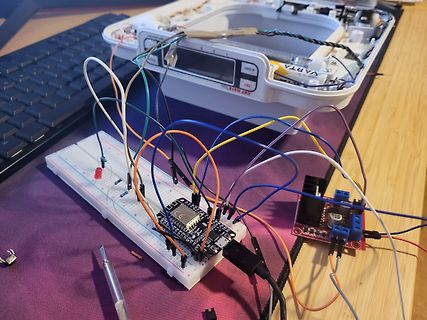 Breadboard-Aufbau mit Mikrocontroller und Elektronikkomponenten