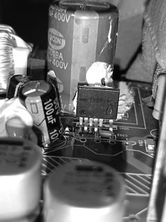 Nahaufnahme einer Leiterplatte mit Elektrolytkondensatoren und IC