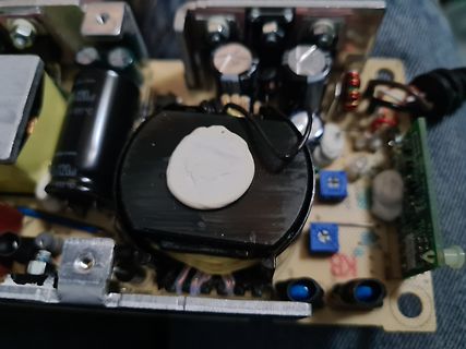 Innenansicht eines Schaltnetzteils mit Transformator und Kondensatoren