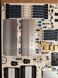 Bestückte Leiterplatte mit Elektrolytkondensatoren und Kühlkörpern