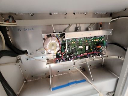 Innenansicht eines elektronischen Geräts mit Leiterplatte