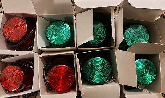 Rote und grüne Signalleuchten in Kartons