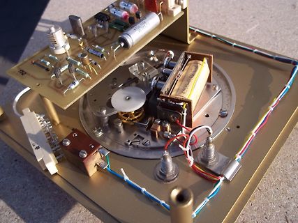 Innenansicht eines mechanischen Geräts mit Elektronikkomponenten