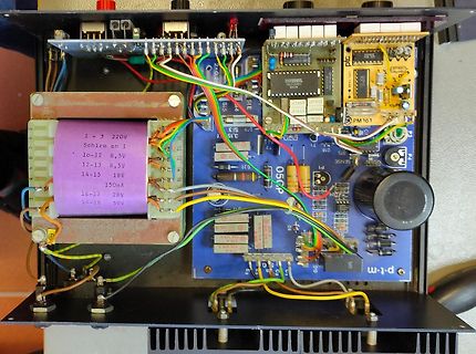 Innenansicht eines Netzteils mit Transformator und Leiterplatten