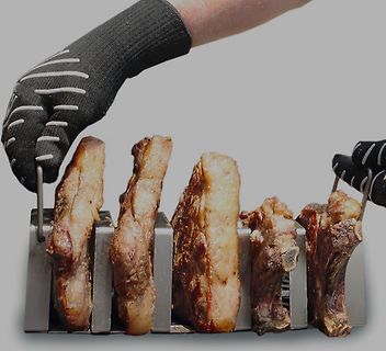 Fleischstücke in einem Grillhalter