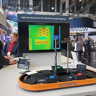 Messestand mit onsemi iToF Display und Demo-Setup